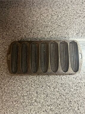 Vintage 7-Ear Cast Iron Cornbread Pan
